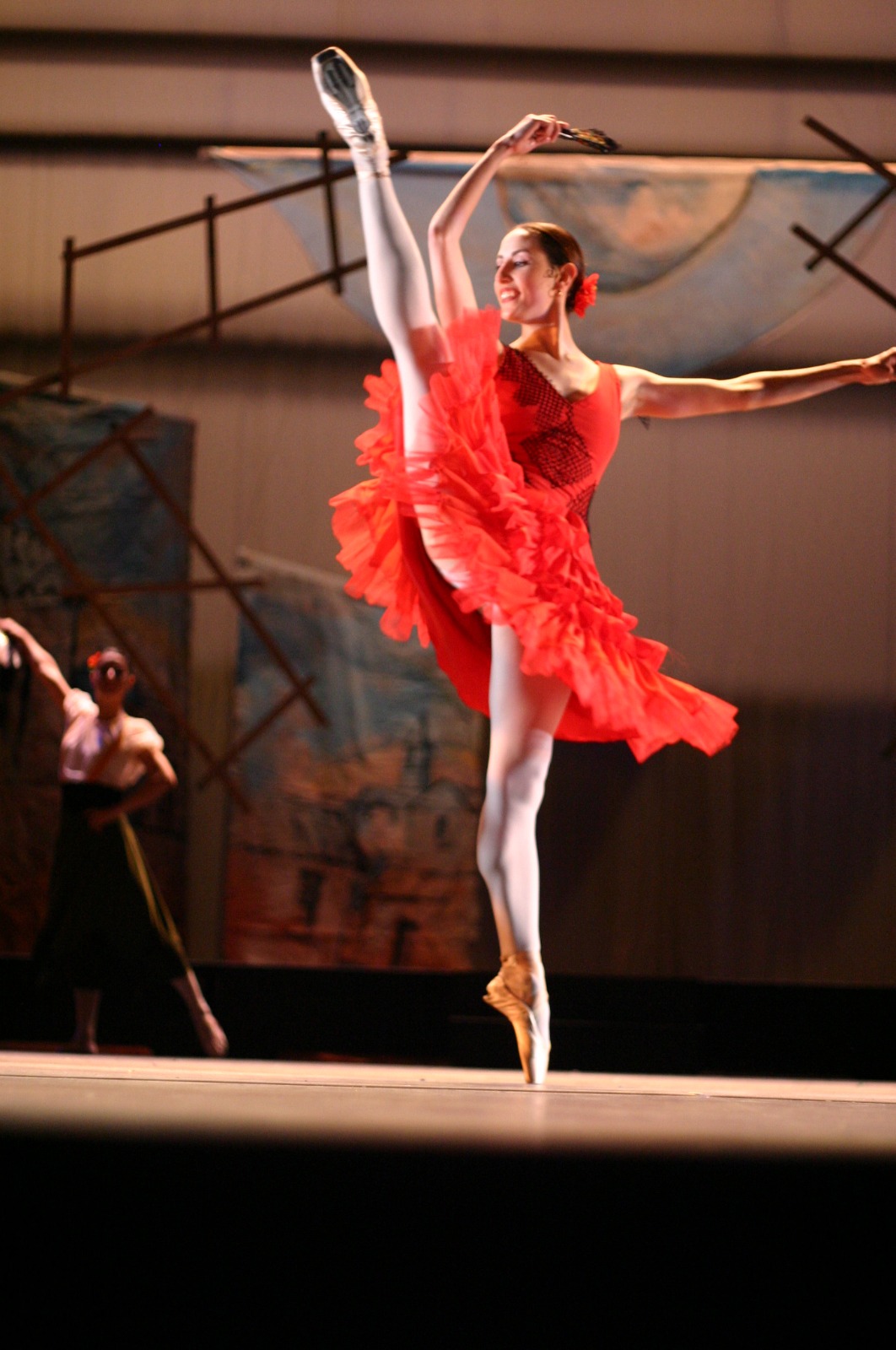 María José Redelico bailando en pointe con vestido rojo sobre el escenario
